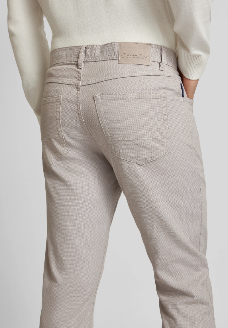 Calça Masculina de Corte Regular em Algodão Castanho