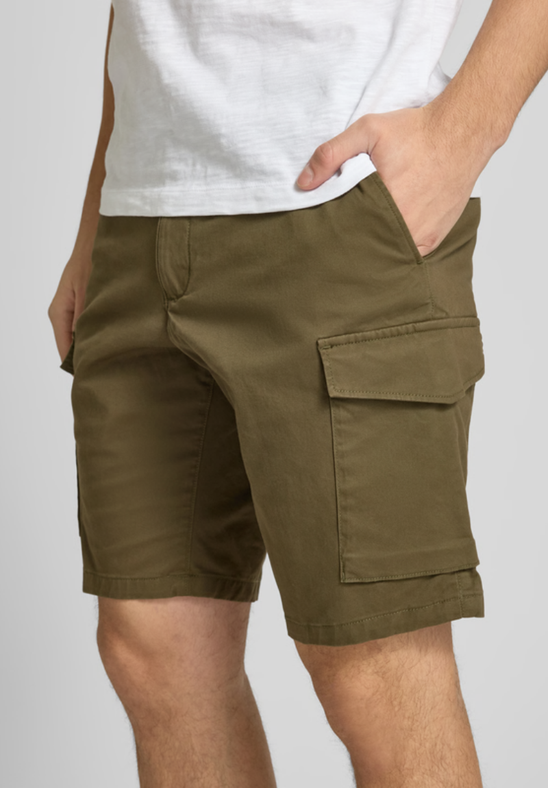 Bermuda Cargo Masculina de Corte Regular com Passadores de Cinto Cáqui